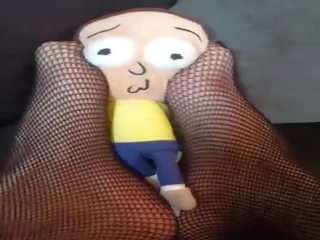 Giantess finds mazas vīrietis zem dīvāns un tramples un crushes viņam &lpar;morty plush&rpar;