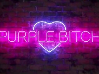 Cosplay dáma má první pohlaví klip s a fan podle purple strumpet
