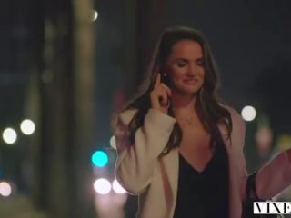 Liška janice griffith a ivy wolfe sneak do zadní dvorek pro nighttime kaluž zábava