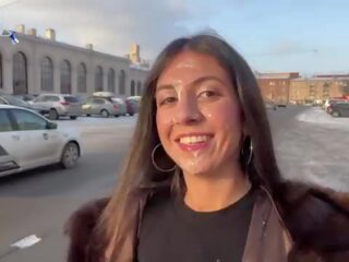 Stunner walks with gutarmak on her ýüz in public&comma; for a generous reward from a stranger - cumwalk