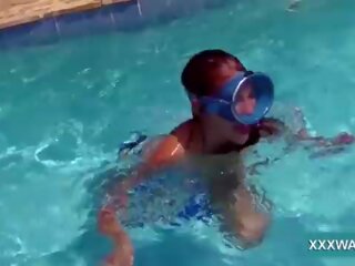 Неизплатен брюнетка блудница бонбони swims подводен