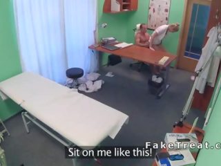 Therapist eszik és baszik ápolónő tovább egy íróasztal