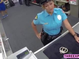 Duży tyłek policja kobieta dostaje nagi w the sklep i pieprzony ciężko
